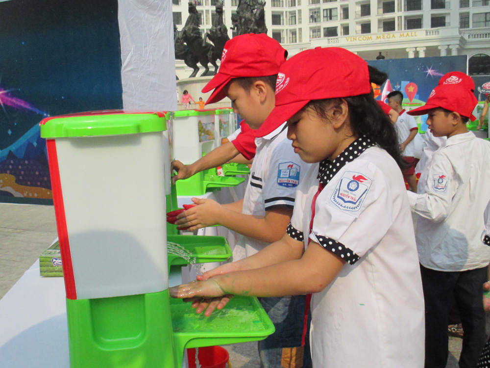 Các em học sinh tham gia rửa tay với xà phòng 