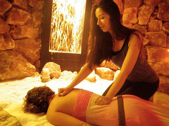 Tận hưởng massage đá muối Himalaya tại nhà, tại sao không?