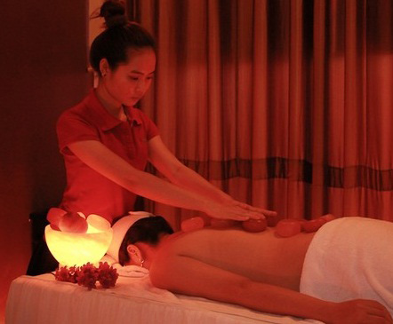 Massage đá muối Himalaya giúp thải độc tố, làm đẹp da, trị bệnh…