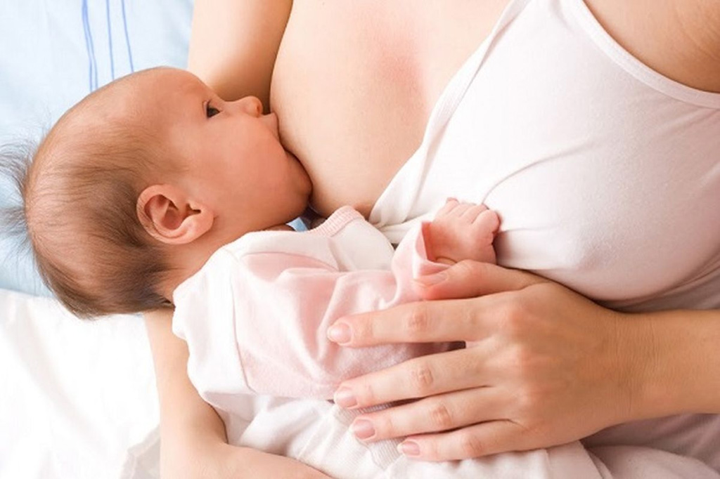Cho con bú đúng tư thế giúp các mẹ giữ dáng ngực và hạn chế tổn thương đầu ti