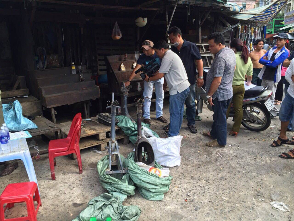 Trinh sát Đội 4 phối hợp Chi cục Quản lý thị trường TP kiểm tra hàng loạt sạp mua bán phụ tùng xe máy ở chợ Tân Thành (Q.5)