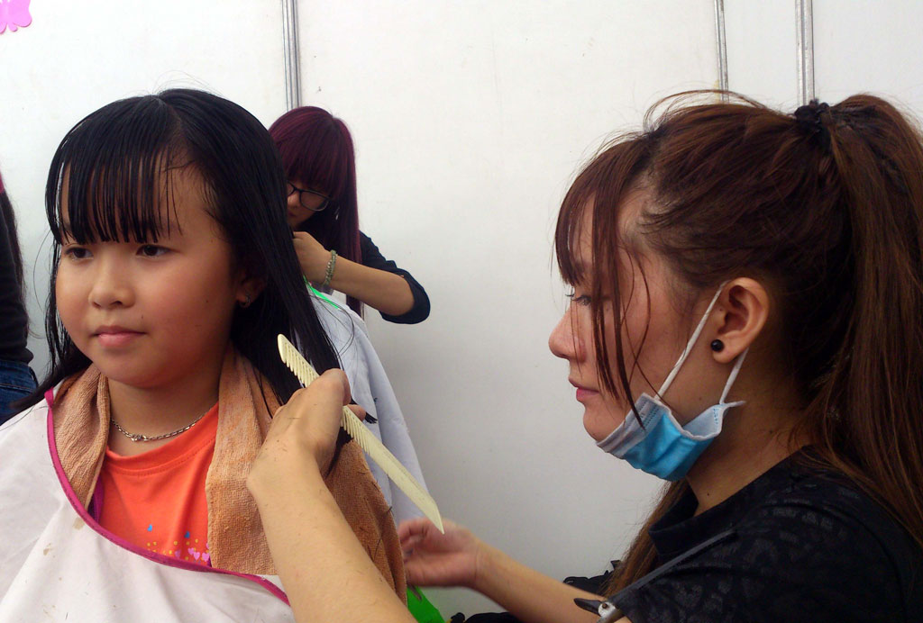 Cô bé Phí Thị Thảo Nguyên - Người nhỏ tuổi nhất tặng tóc trong ngày hội Nón hồng 2015