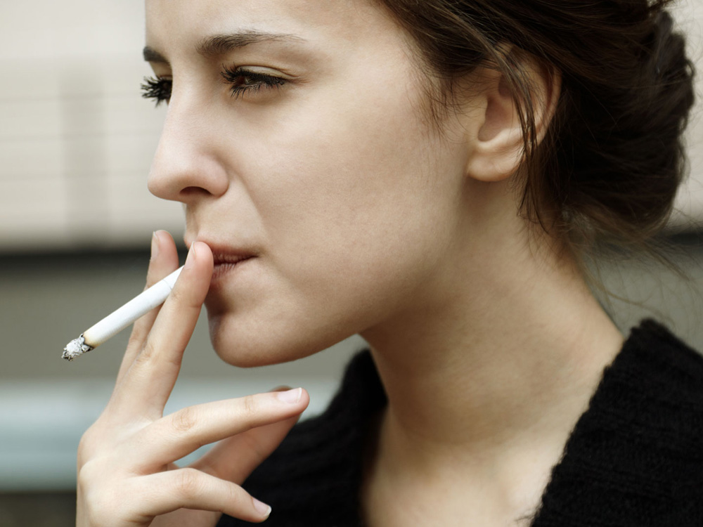 Hút thuốc hoặc thường xuyên tiếp xúc khói thuốc sẽ làm tăng nguy cơ ung thư vú