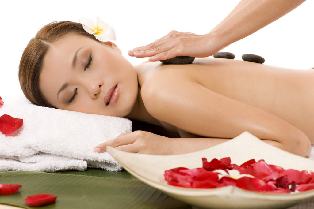 Massage đá nóng là phương pháp chăm sóc khỏe và làm đẹp an toàn