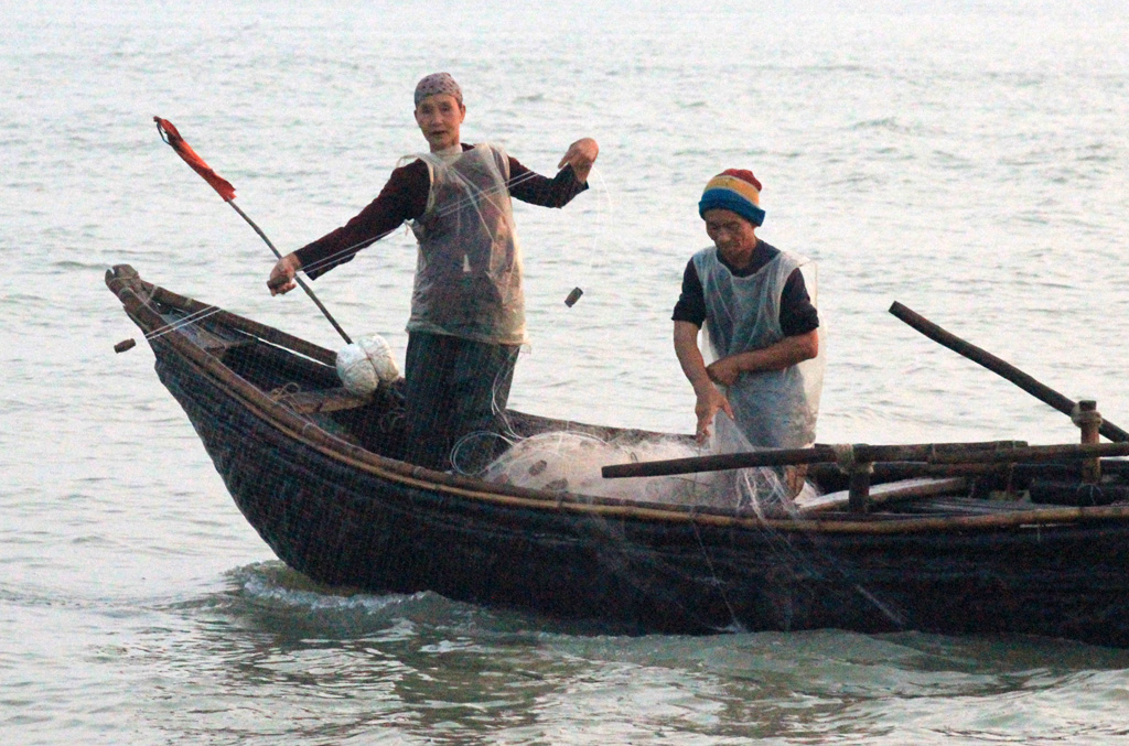 Ở vùng ven biển Hoằng Hóa có hàng chục phụ nữ trên dưới 60 tuổi ngày ngày cùng chồng đạp sóng ra khơi đánh cá 