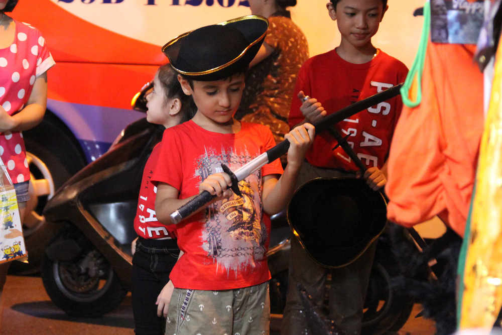 Cậu bé người nước ngoài thích thú với Halloween ở Việt Nam.