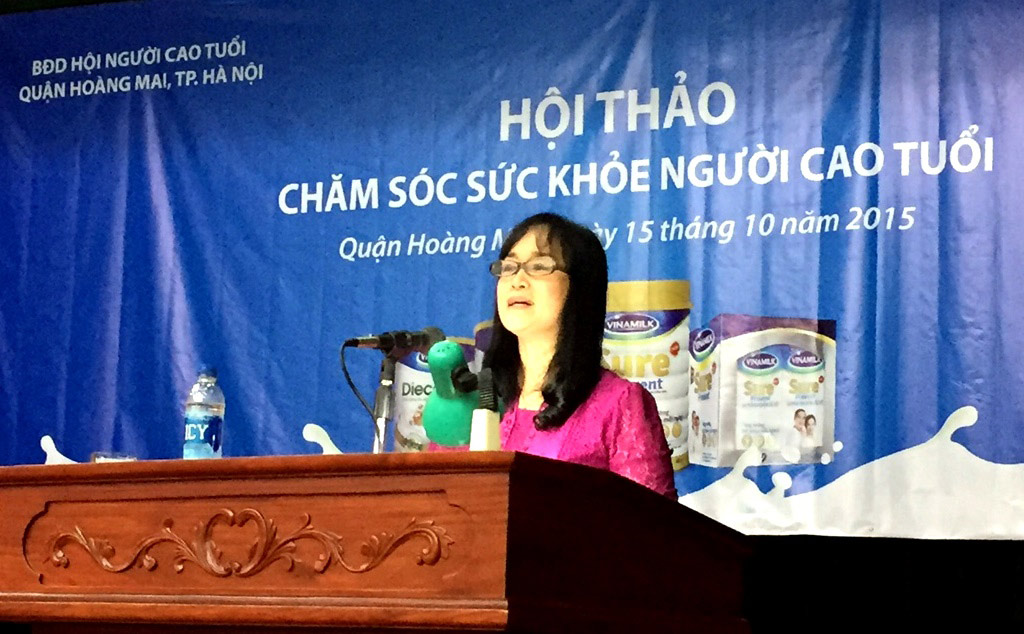 Bà Nguyễn Minh Tâm - Giám Đốc chi nhánh Hà Nội, Vinamilk giới thiệu các hoạt động của công ty với người tiêu dùng tại Hà Nội