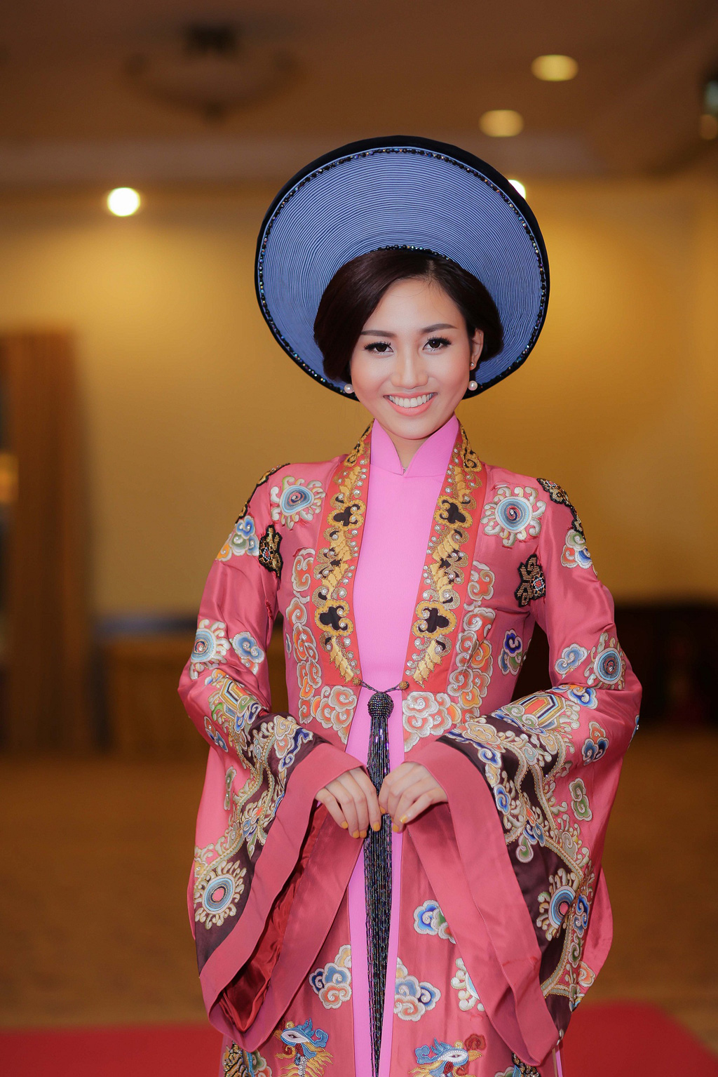 Á hậu Ngô Trà My được chọn làm vedette trình diễn áo dài của nhà thiết kế Sĩ Hoàng 