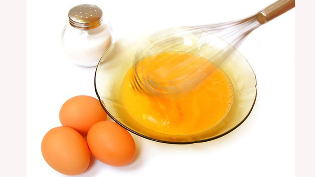 Trứng gà làm mờ những vết rạn da xấu xí, tăng cường độ đàn hồi
