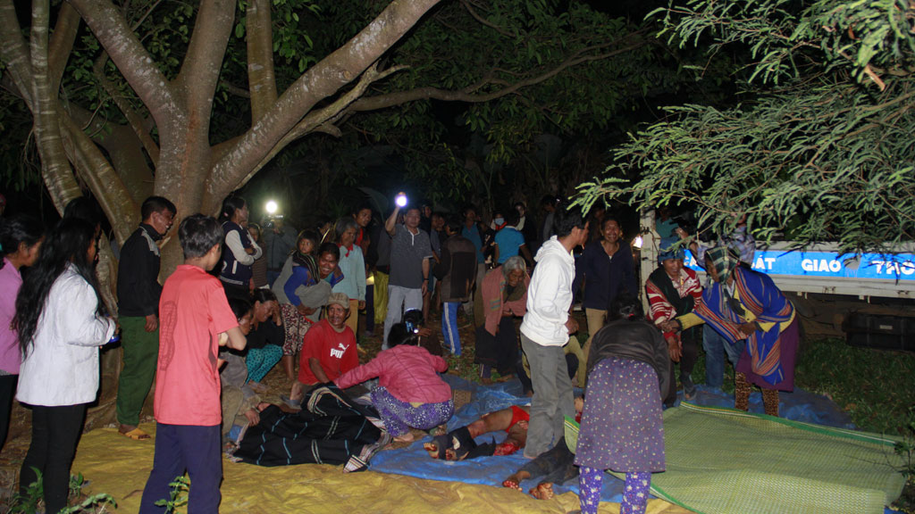Thi thể của các nạn nhân được đưa về làng Tơ vơn 2, xã Ia Khươl, huyện Chư Păh tỉnh Gia Lai để an táng theo phong tục - Ảnh: Quốc Anh