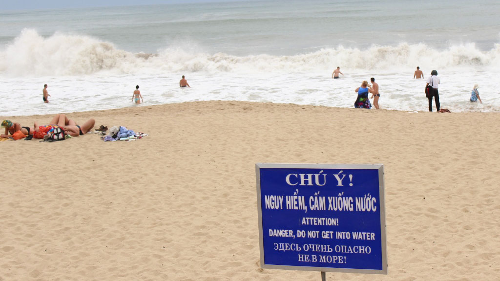 Nhiều du khách vẫn xuống biển bất chấp biển cảnh báo - Ảnh: Nguyễn Chung 
