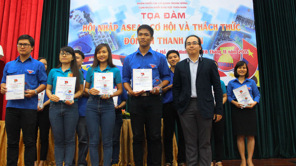  Ban tổ chức trao giải Hội thi trực tuyến: “Hội nhập ASEAN cơ hội và thách thức đối với thanh niên” năm 2015 cho những thí sinh xuất sắc tại vòng chung kết. 