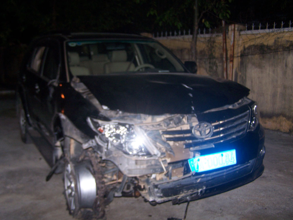 Chiếc ô tô biển xanh gây ra tai nạn hàng loạt