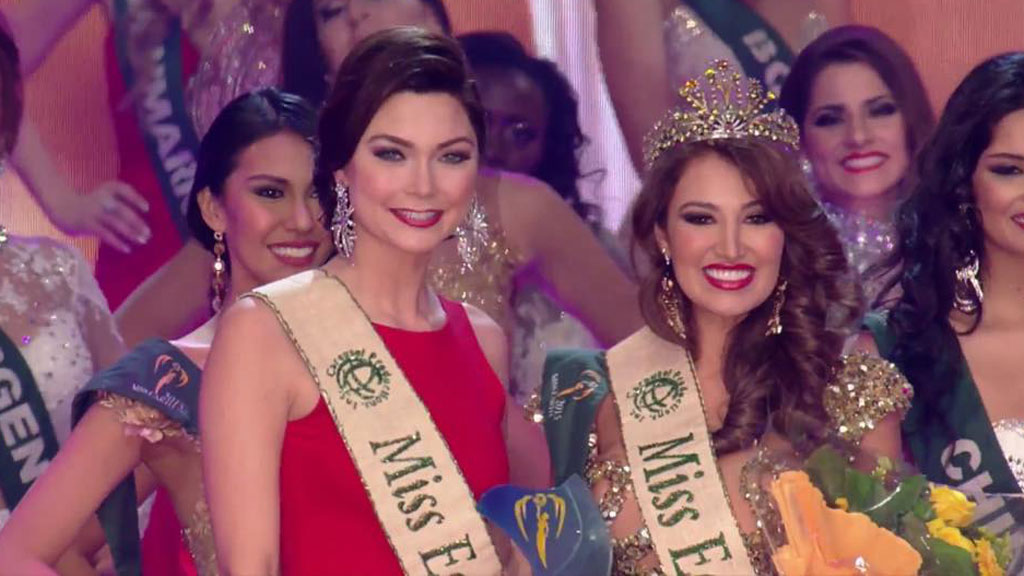 Angelia Ong đã đánh bại hơn 80 thí sinh từ khắp nơi trên thế giới để nhận vương miện từ tay người đồng hương - Jamie Herrell - Hoa hậu Trái đất 2014 