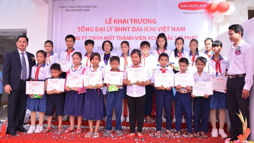 Dai-ichi Life Việt Nam trao quà cho học sinh hiếu học tại TP. Tân An