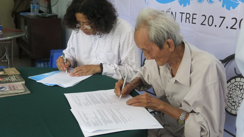 Nhà văn Trang Thế Hy ký kết tác quyền trọn đời với GĐ NXB Trẻ Nguyễn Minh Nhật - Ảnh H.Đ.N