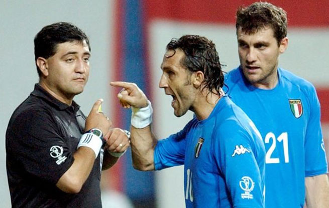 Trọng tài Byron Moreno (trái) “bẻ còi” trận Ý gặp Hàn Quốc tại World Cup 2002 - Ảnh: The Globe And Mail