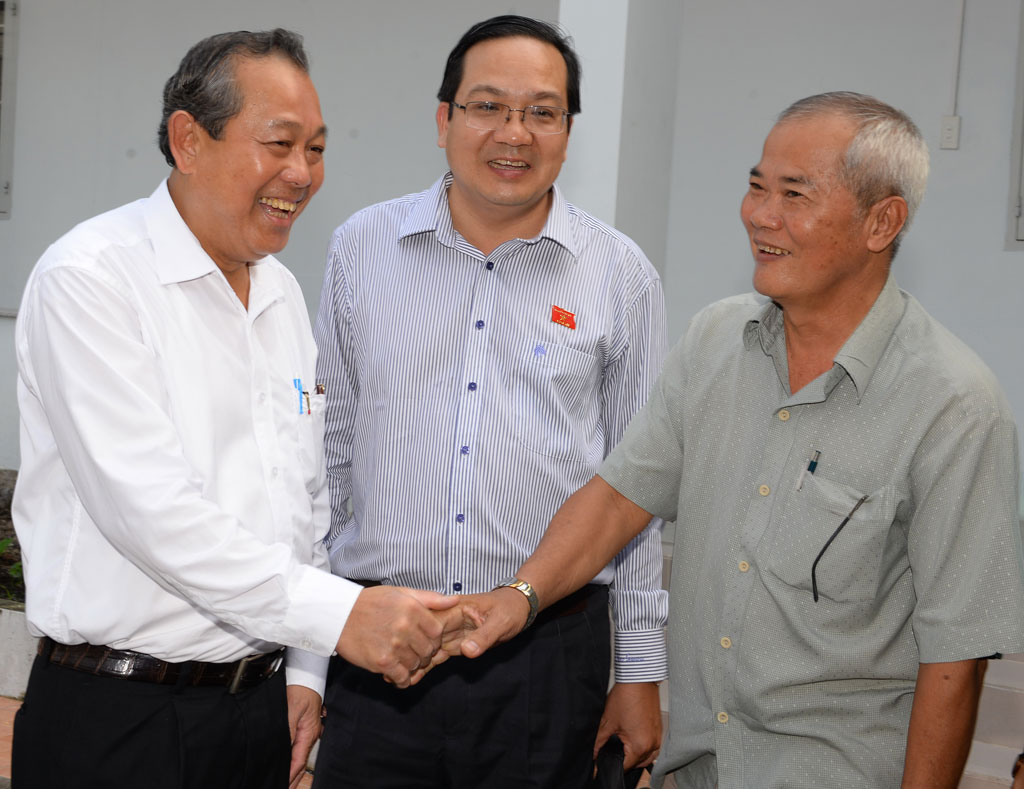 Ông Trương Hòa Bình (bìa trái) thăm hỏi cử tri tỉnh Long An - Ảnh: D.Đ.M