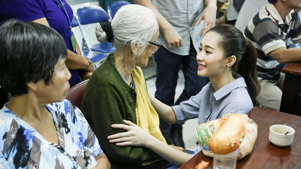  Người đẹp Việt Nam ân cần thăm hỏi những bệnh nhân đục thủy tinh thể - Ảnh: Khoa Nguyễn