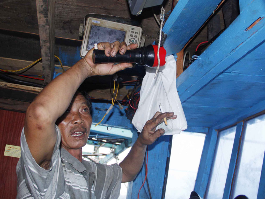 Thuyền trưởng Nguyễn Bình đang tìm cách khắc phục lại máy liên lạc Icom và máy nhắn tin