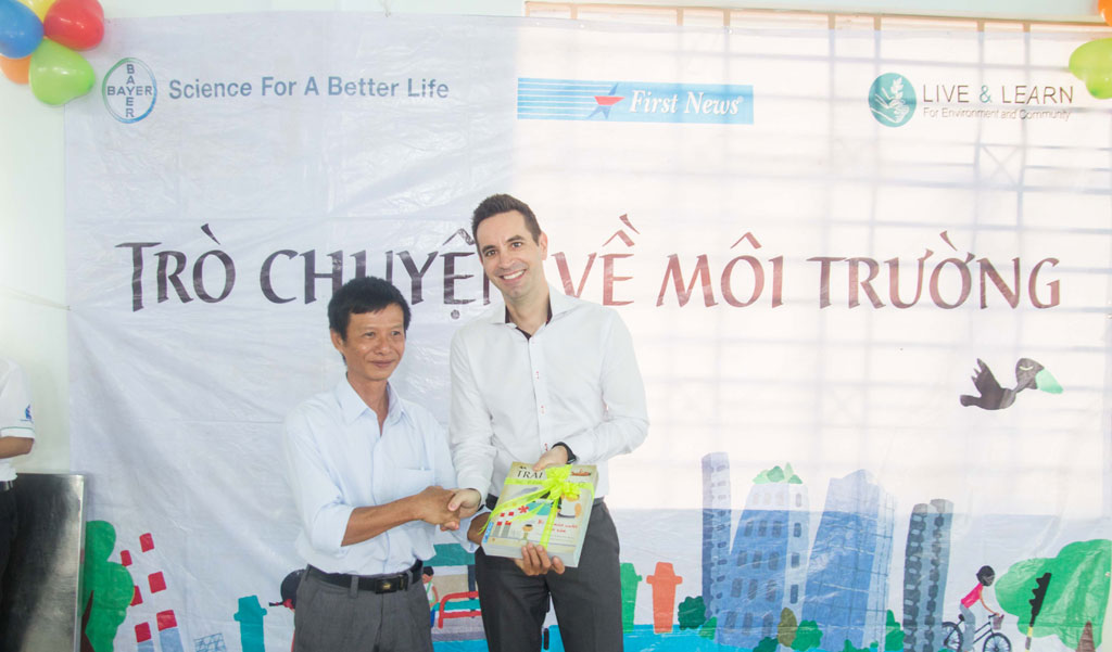 Ông Torsten Velden – Tổng Giám Đốc Bayer Việt Nam trao tặng sách “Trái đất bị làm sao thế?” cho thầy hiệu trưởng trường tiểu học Đất Cuốc.