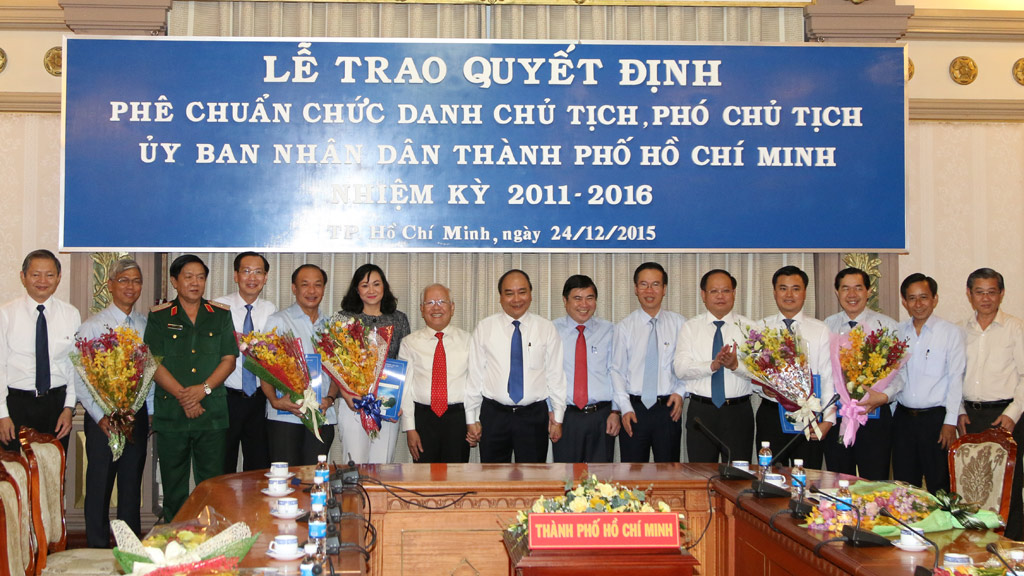 Tập thể lãnh đạo TP.HCM và Phó thủ tướng Nguyễn Xuân Phúc tại buổi trao quyết định của Thủ tướng
