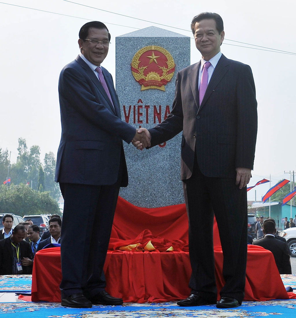 Thủ tướng Nguyễn Tấn Dũng và Thủ tướng Hun Sen tại buổi khánh thành cột mốc số 275 - Ảnh: Thanh Dũng