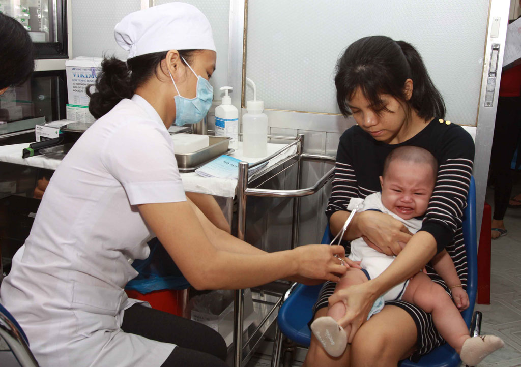 Trẻ được tiêm vắc xin tại Trung tâm y tế dự phòng TP.HCM sáng 26.12