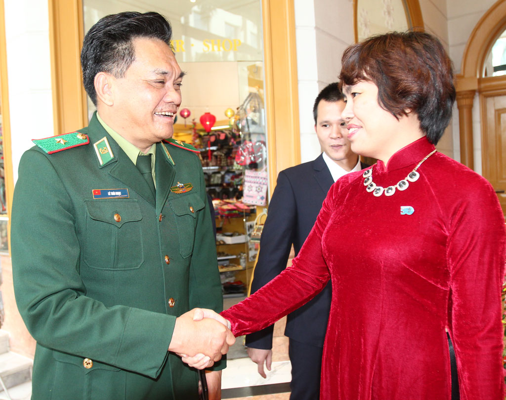 Thiếu tướng Lê Thái Ngọc, Phó chính ủy Bộ đội biên phòng chúc mừng bà Đặng Thị Phương Thảo, Phó tổng biên tập Báo Thanh Niên