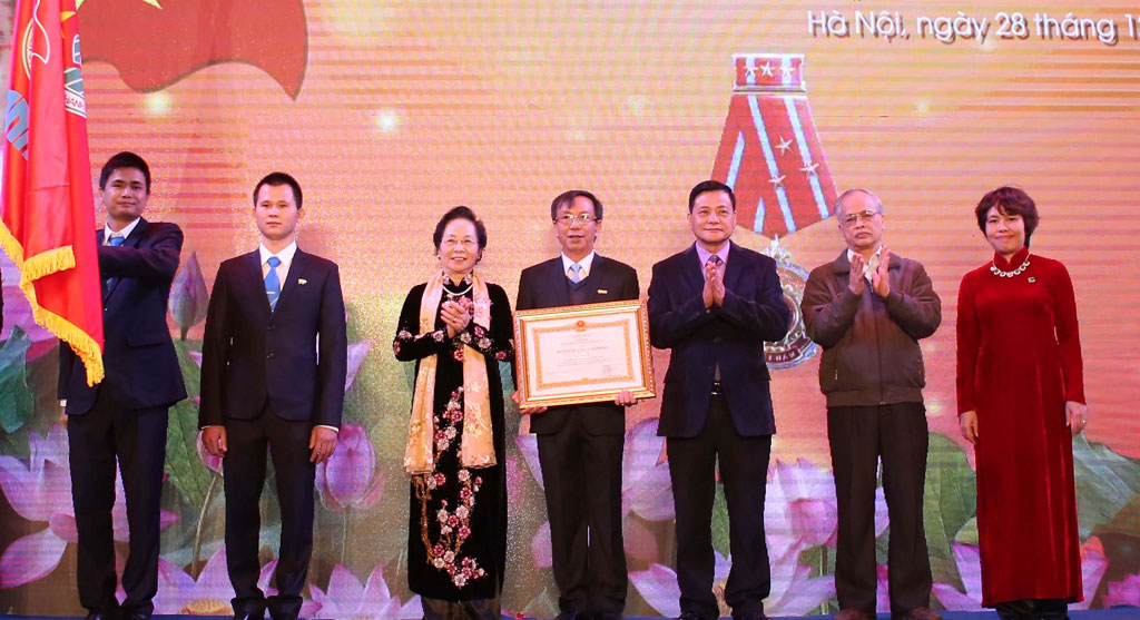Phó chủ tịch nước Nguyễn Thị Doan thay mặt lãnh đạo Đảng, Nhà nước trao Huân chương Lao động hạng nhất lần thứ 2 cho Báo Thanh Niên - Ảnh: Ngọc Thắng