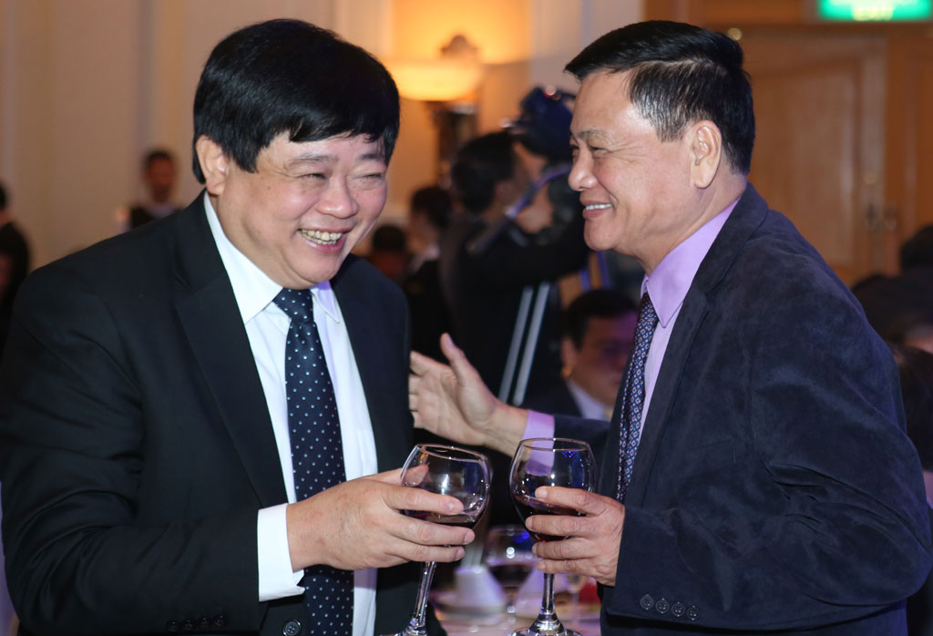 Ông Nguyễn Công Khế (phải), nguyên Tổng biên tập Báo Thanh Niên trò chuyện cùng ông Nguyễn Thế Kỷ, Phó trưởng ban Tuyên giáo T.Ư