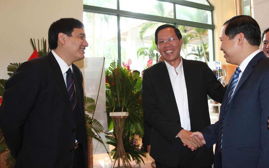 Ông Phan Văn Mãi (giữa), Phó bí thư thường trực Tỉnh ủy Bến Tre, nguyên Bí thư thường trực T.Ư Đoàn; nguyên Chủ tịch Hội LHTN VN đến chung vui