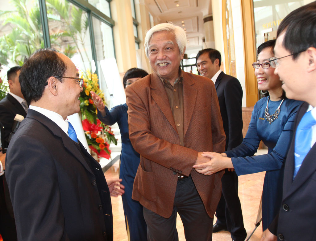 Ông Dương Trung Quốc, đại biểu Quốc hội, Tổng thư ký Hội Khoa học lịch sử VN chúc mừng Báo Thanh Niên
