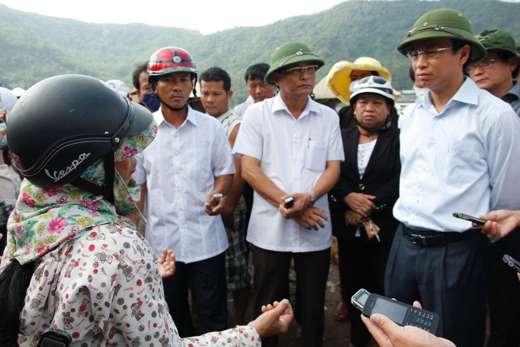 Bí thư Thành ủy Nguyễn Xuân Anh trong lần kiểm tra bãi rác Khánh Sơn sau khi nhậm chức