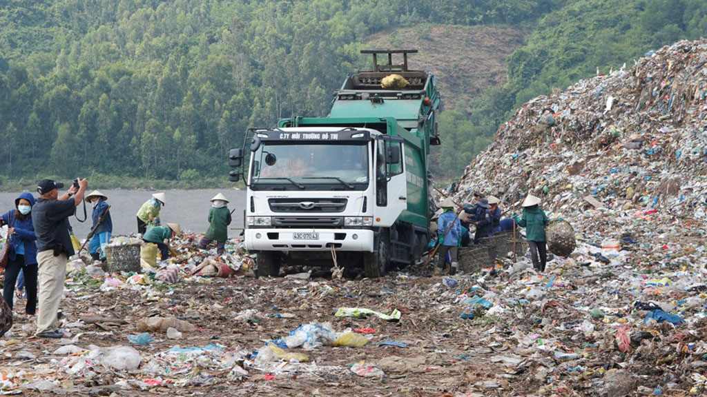 Bãi rác Khánh Sơn gây ô nhiễm khiến người dân bức xúc chặn xe trong thời gian gần đây