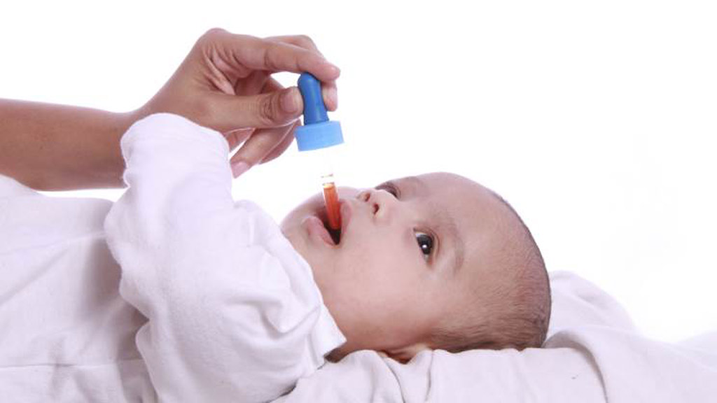 Cho trẻ uống vắc-xin ngừa vi-rút Rota: trẻ khỏe, cả nhà vui
