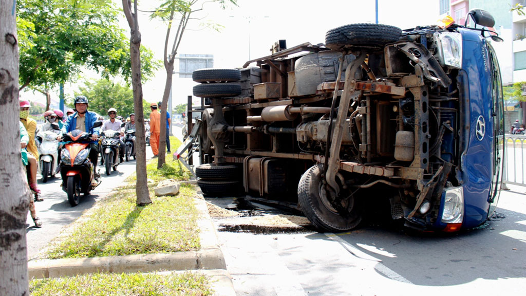 Một xe tải nổ vỏ lật nhào trên đại lộ Võ Văn Kiệt hồi tháng 10.2015 - Ảnh: Đức Tiến
