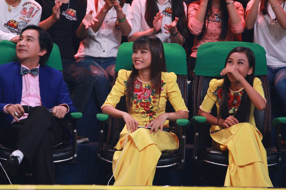 Hai cô con gái Tuyết Nhung và Kim Ngân hát cùng mẹ Phi Nhung trong ca khúc Rồi 20 năm sau.