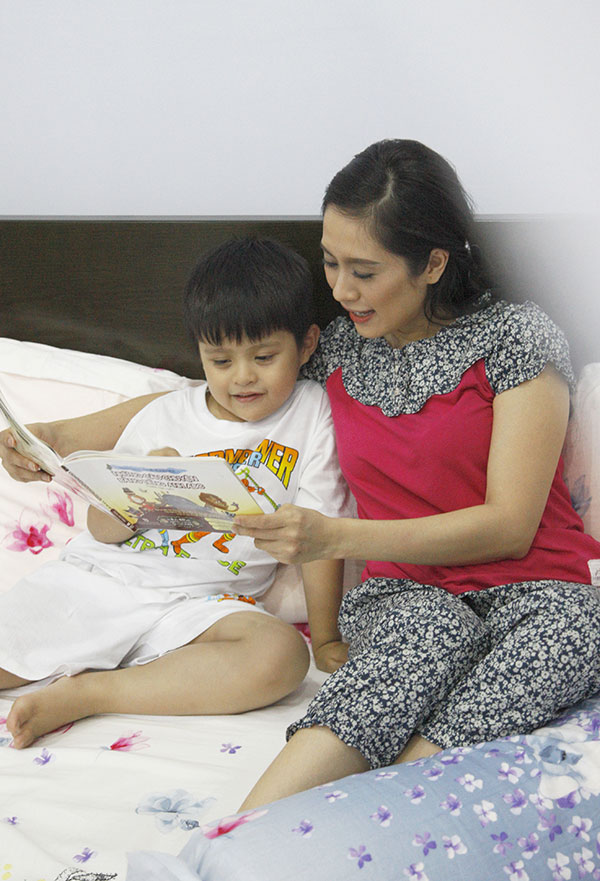 Nữ diễn viên Thanh Thúy cho biết, được trở về nhà, ngả mình vào chiếc giường nệm êm ái đọc sách cùng con trai là thời khắc hạnh phúc trong ngày của cô.