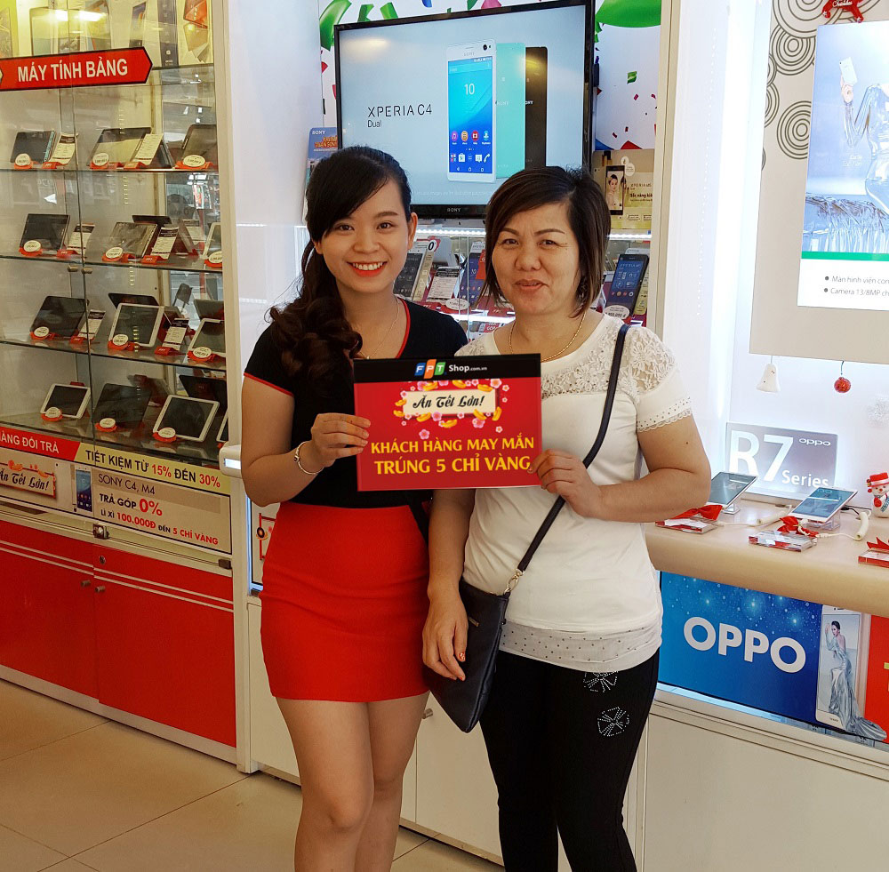 Chị Bùi Thị Vân bất ngờ được tặng 5 chỉ vàng khi mua điện thoại tại cửa hàng Lê Duẩn (Đà Nẵng) qua chương trình “Ăn Tết Lớn” của FPT Shop 