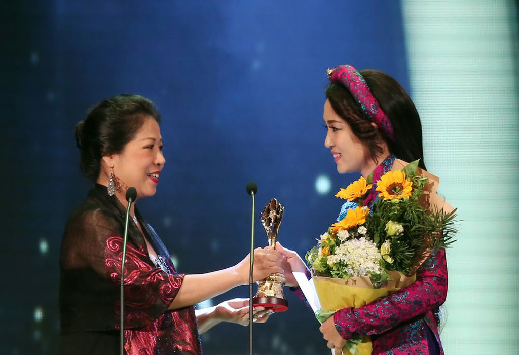 Giải ca sĩ hát nhạc truyền thống cách mạng thuộc về NSƯT Thanh Thuý.