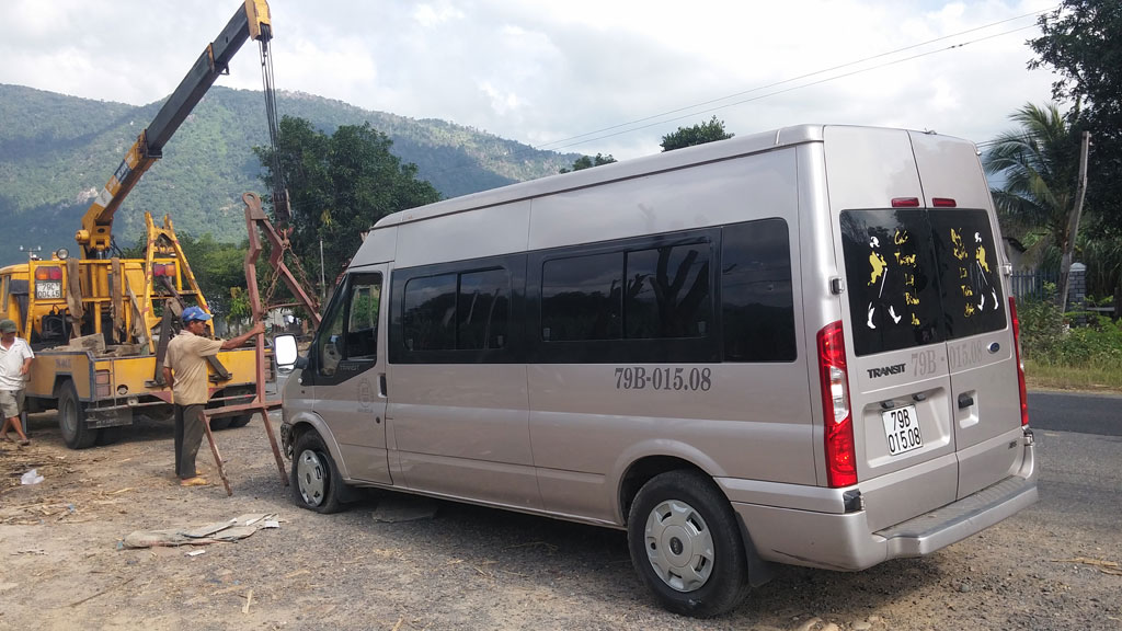 Xe khách gây tai nạn được đưa khỏi hiện trường - Ảnh: Nguyễn Chung 