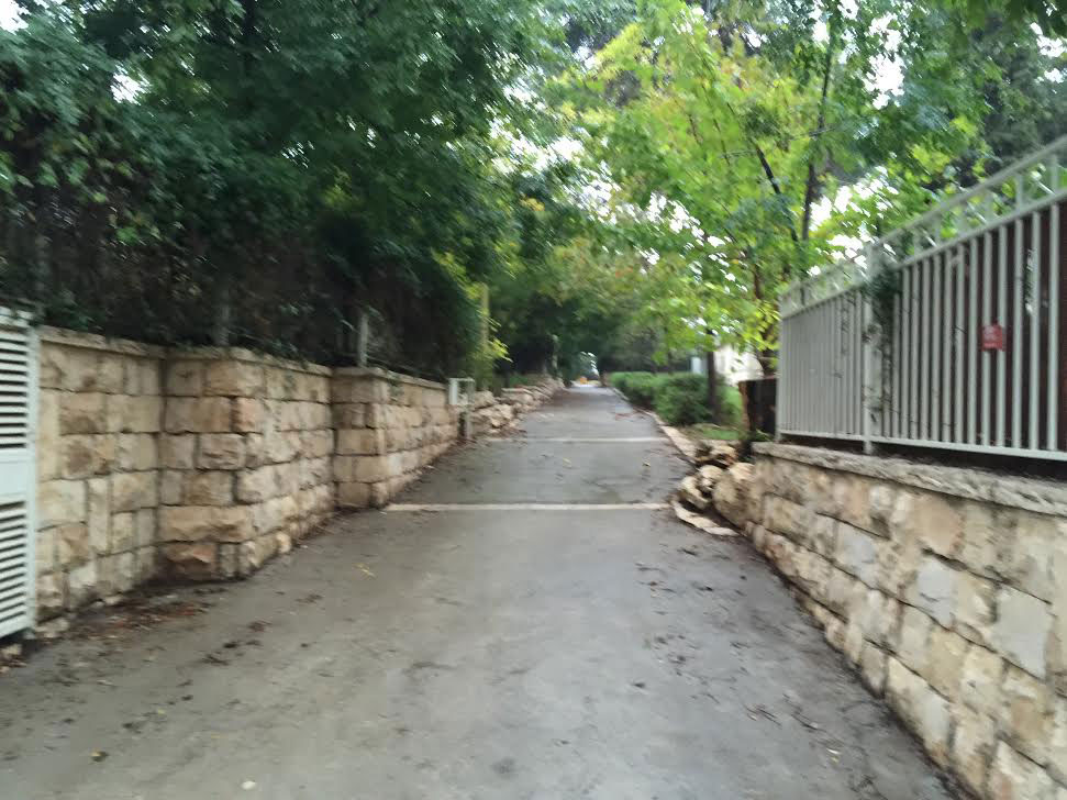 Một lối đi nhỏ trong nội khu kibbutz
