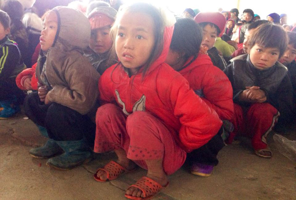 Trẻ em xã vùng cao Y Tý, H.Bát Xát, tỉnh Lào Cai, co ro trong rét - Ảnh: Phan Hậu