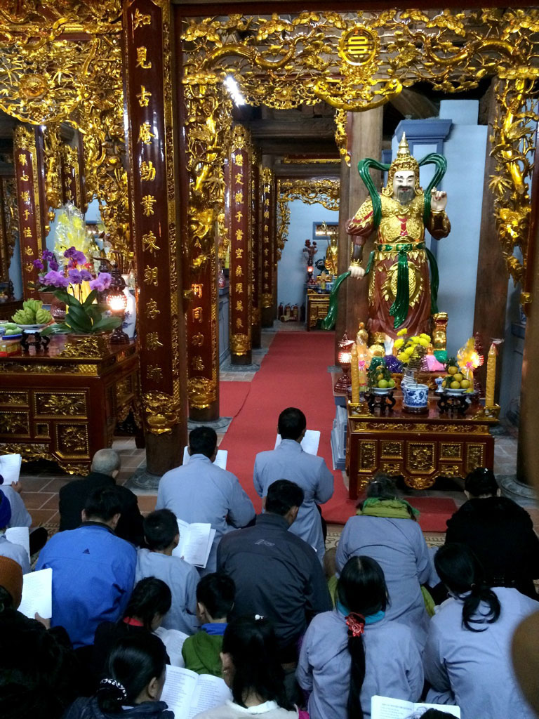 Các Phật tử đọc kinh cầu an