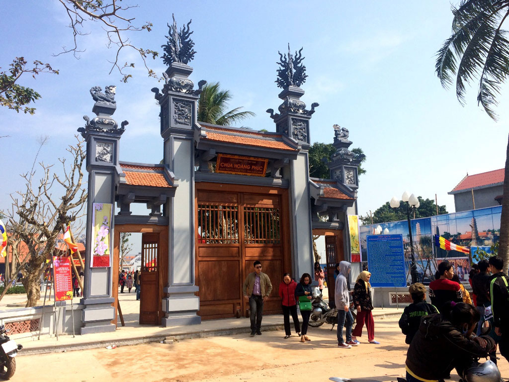Cổng tam quan ngoại chùa Hoằng Phúc ngày đầu xuân