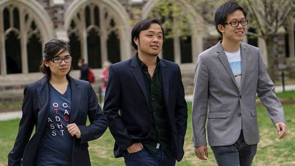 Châu Thanh Vũ (giữa) trong khuôn viên Trường ĐH Harvard