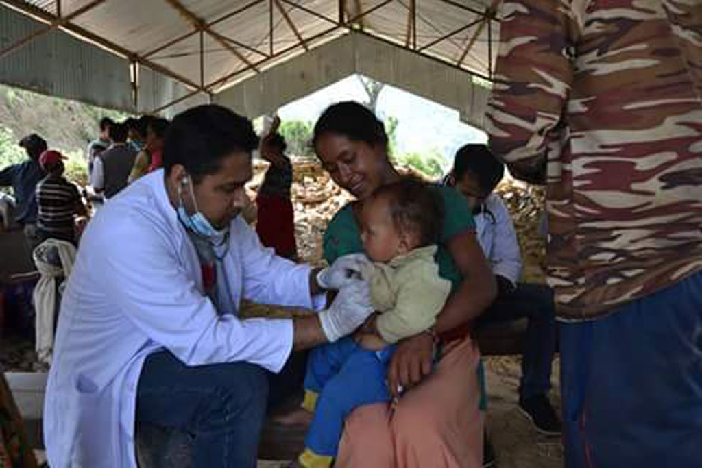 Amrit khi còn là bác sĩ cứu trợ trong trận động đất tháng 4.2015 - Ảnh: NVCC