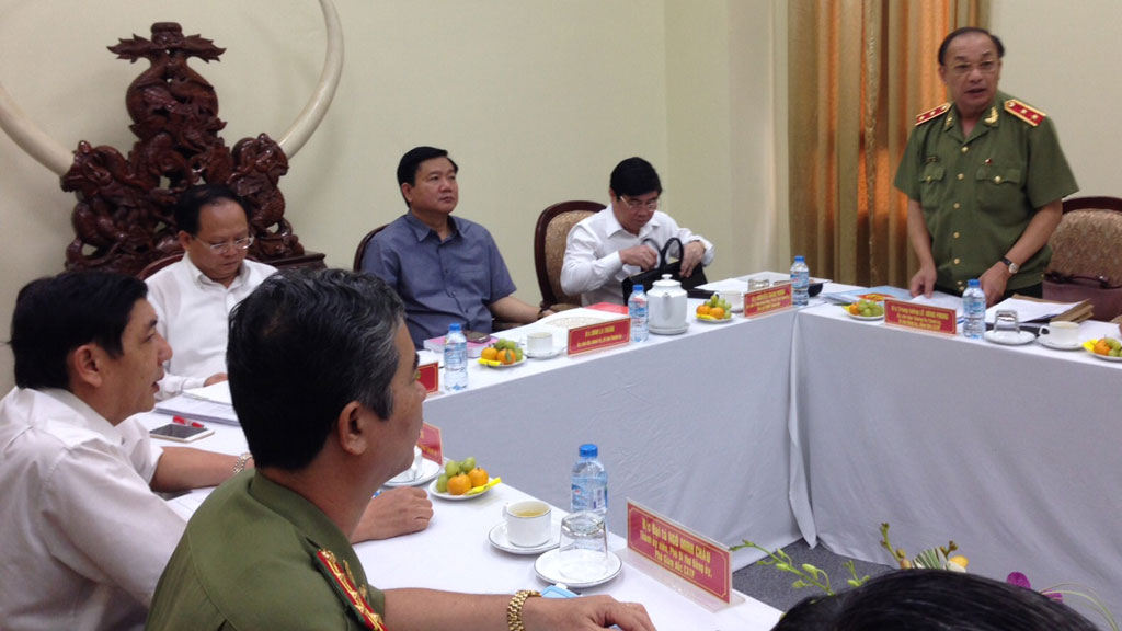 Trung tướng Lê Đông Phong (đứng) báo cáo tại buổi làm việc - Ảnh: Tân Phú