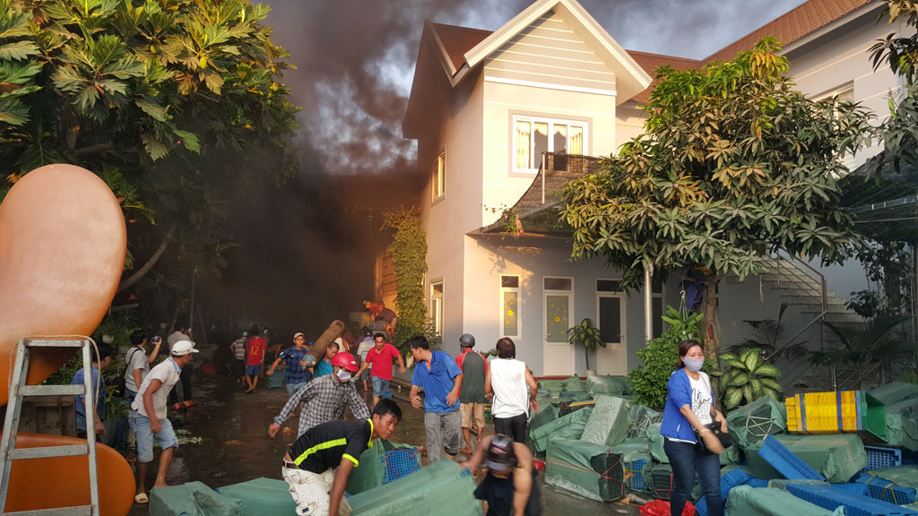 Lực lượng chữa cháy kết hợp với người dân đã di dời được nhiều đồ đạc ra khỏi đám cháy 